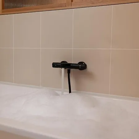 Tinah Paris, Champs Elysées 3*