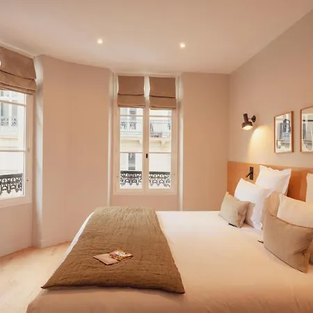 Tinah Paris, Champs Elysees 2* باريس