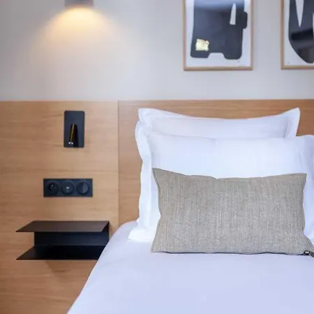 Tinah Paris, Champs Elysees Hotel 2*