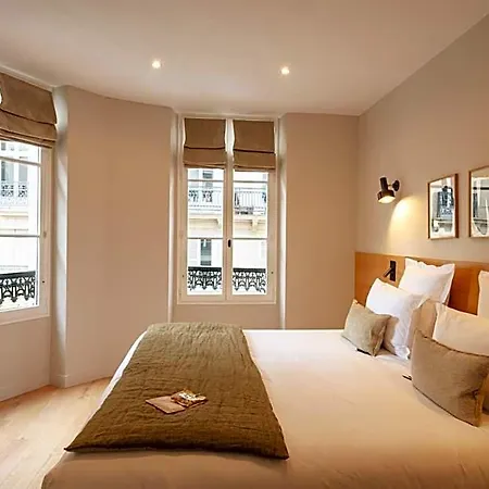 Tinah Paris, Champs Elysees Hotel Paris