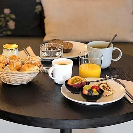 Tinah Paris, Champs Elysees Hotel Paris