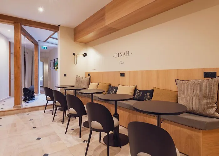 Tinah Paris, Champs Elysees מלון פריז