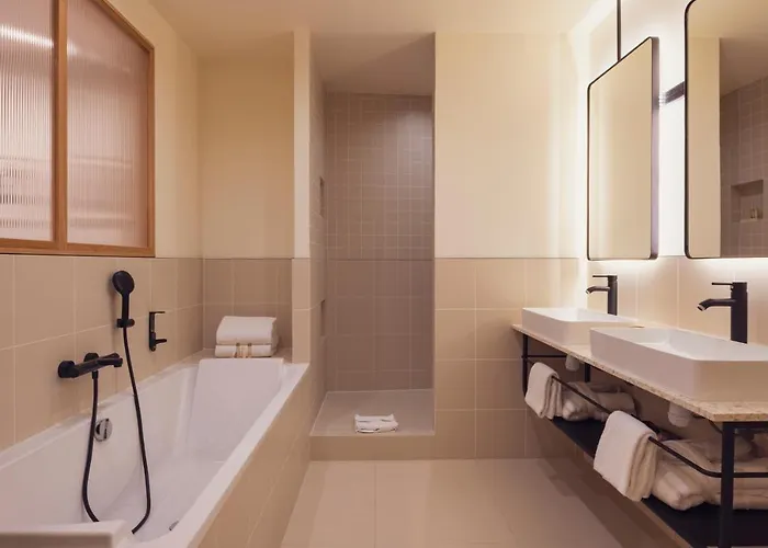 Tinah Paris, Champs Elysees Hotel Paris