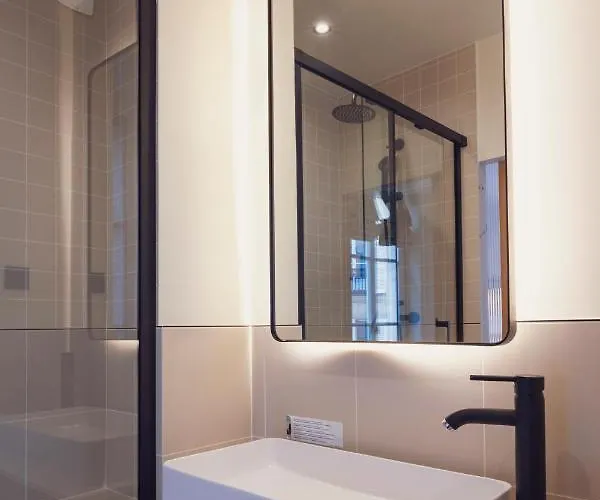 Tinah Paris, Champs Elysees Hotel