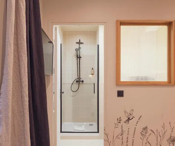 Tinah Paris, Champs Elysees Hotel 3*