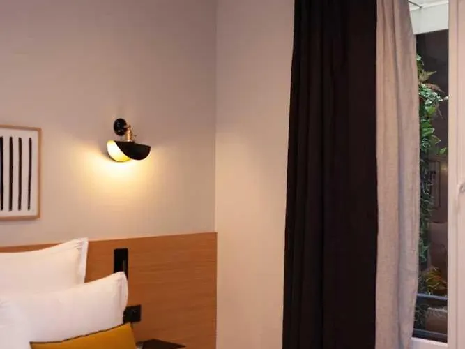 Hotel Tinah Paris, Champs Elysees 3*